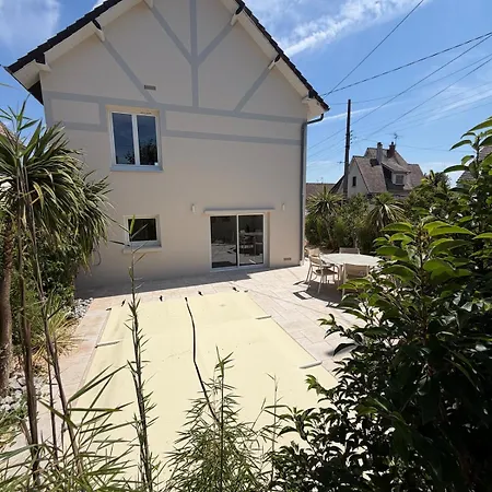 Livia Et Sa Piscine, Proche De La Villa Ouistreham