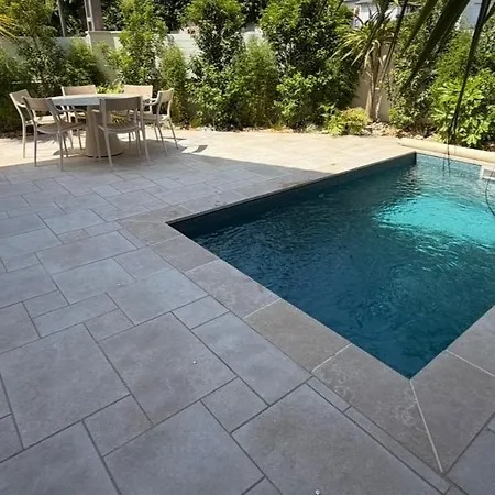 Livia Et Sa Piscine, Proche De La Villa